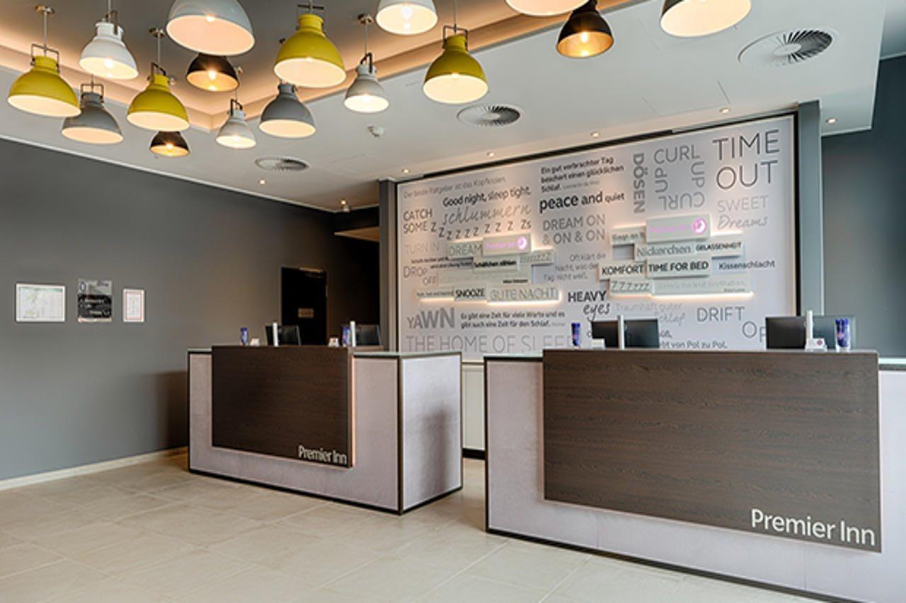 Premier Inn Hamburg City Klostertor Exterior photo