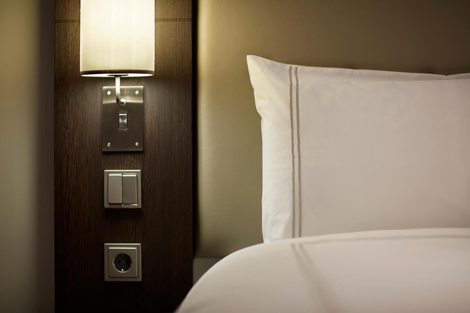 Premier Inn Hamburg City Klostertor Exterior photo