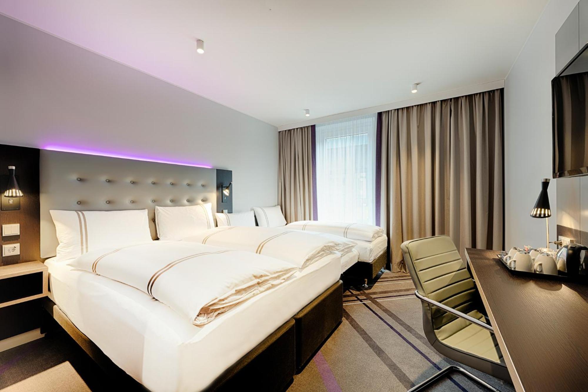 Premier Inn Hamburg City Klostertor Exterior photo